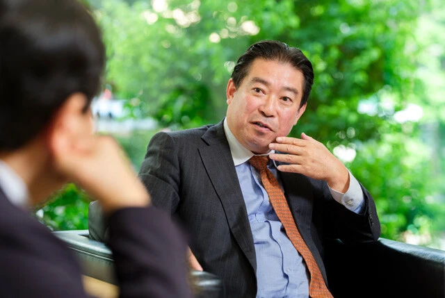 前衆議院議員の福島伸享氏は「民主政治の極意は、二者択一ではなく、ひとりでも多くの国民が納得できるよう議論するプロセスにある」と語る