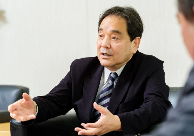 「世界的に見ても二大政党政治にはほころびが生じている」と話すジャーナリストの鈴木哲夫氏は、多様性を包摂する中選挙区制度の復活に希望を見いだしている
