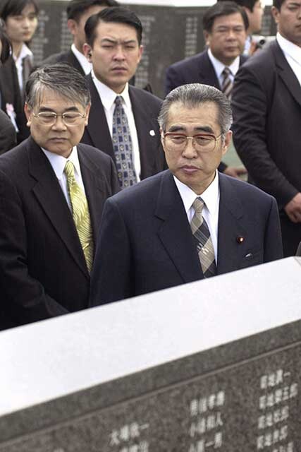 2000年3月、糸満市の平和祈念公園を訪れた小渕首相（右）と稲嶺知事（左）。しかしこの直後、小渕首相は病に倒れ、自民党は森喜朗、小泉純一郎、安倍晋三と続く清和会政権の時代に