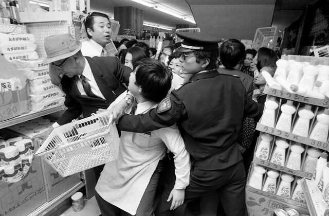 1973年、オイルショックによるモノ不足への不安で、スーパーに殺到した客たち。この混乱の再来を避けるため政府はさまざまな手を尽くすが......