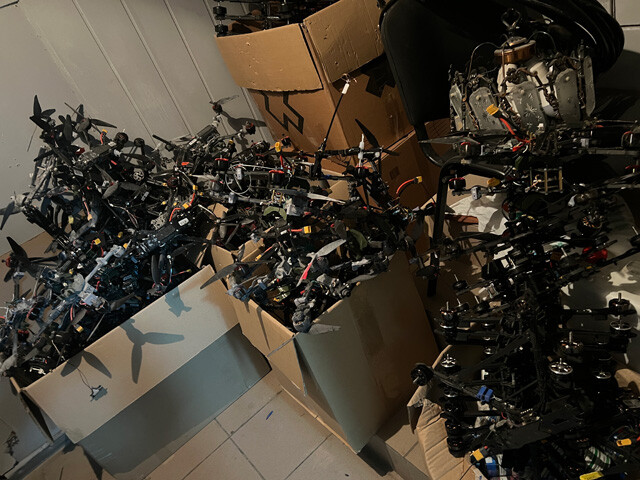 研究所の一角には箱からあふれるほど攻撃用ドローンが積み上げられていた