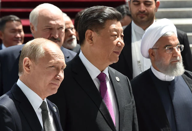 2019年の上海協力機構首脳会議で中国の習近平国家主席、ロシアのプーチン大統領と並ぶイランのロウハニ大統領（当時）。中東の混乱は中露の影響力拡大を後押しする側面もある