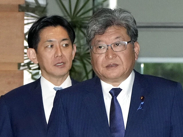 萩生田光一幹事長代行（右）は留任。小林鷹之政調会長（左）は今回の党人事で閣僚起用も検討されたが、続投が有力となっている（9月9日現在）