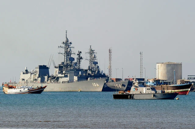 海賊対処のためにジブチに展開する海自護衛艦。当初は二隻体制だったが、今は一隻で対処している（写真：柿谷哲也）