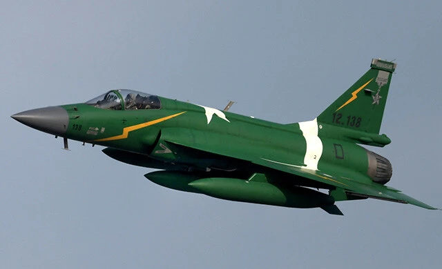 JF-17は、中国とパキスタンが共同開発した軽量戦闘機。パキスタン空軍の主力のひとつで、ミャンマーやナイジェリアなどにも輸出実績を持つ