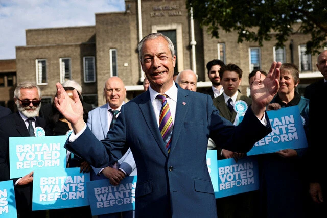 二大政党政治が長らく続いたイギリスを揺るがしている極右政党「リフォームUK」のファラージ党首（中央）