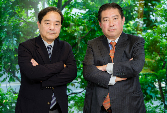 （左）ジャーナリストの鈴木哲夫氏と（右）前衆議院議員の福島伸享氏