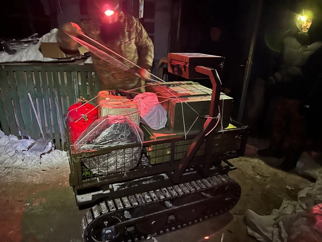 夜間、防衛戦を続ける兵士のもとへ燃料や銃弾を積み込んだUGVを送り出す。通常なら5、6人で運ぶ物資を、無人車両1台で搬送できる