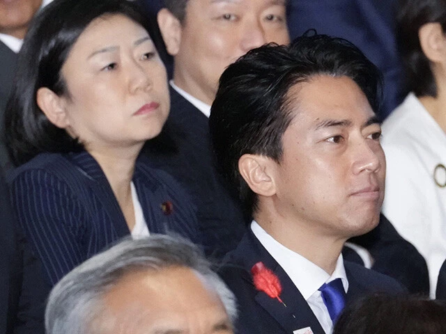 昨年秋の自民党総裁選で牧島かれん元デジタル相（左）の事務所が、ニコニコ動画に小泉防衛相（右）を称賛するコメントを投稿するよう陣営関係者や支持者に要請していた「ステマ問題」。小泉氏は報道の内容を認め謝罪した