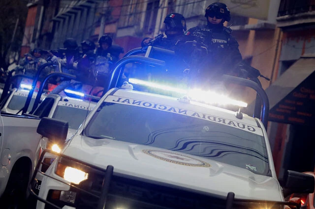 エル・メンチョ殺害後、メキシコ市などで重武装の治安維持部隊が、車列を組んで街の警護に当たった