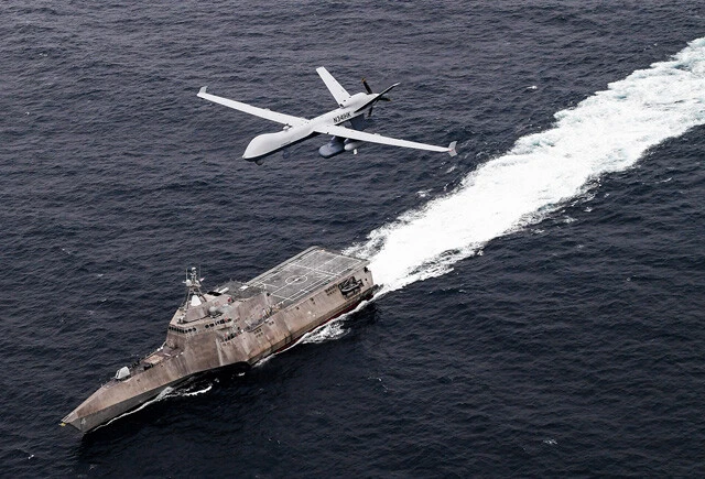 太平洋上を飛行する大型無人機「MQ－9シーガーディアン」。海保は北九州空港を拠点に5機を運用中で、海自も鹿屋航空基地で2機の運用に向け準備中