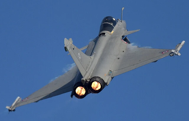 フランス製のラファールはエジプト、インド、カタール、UAEなどに輸出実績がある。中東市場で築いてきたブランドに、印パ空戦の評価がどう影響するかが焦点