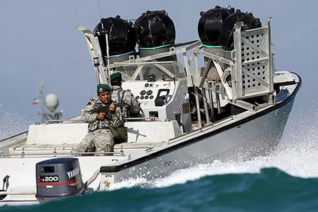 イラン軍の機雷敷設用と思われるボート（イラン準国営通信社『Fars News』から）