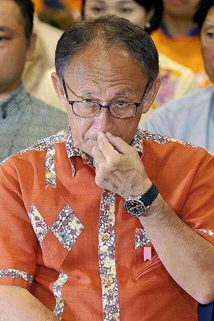 基地移設問題を重視する高齢層に支持されながらも、景気・雇用を重視する現役世代の支持が伸び悩み、15万票差で敗れた玉城デニー氏