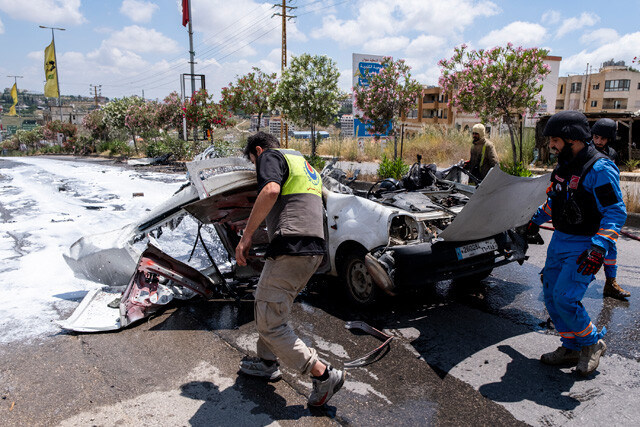 イスラエル軍のドローンに爆撃されて燃えた車両。救急隊が消火したが、運転席にいた人物の遺体は下半身しか残っていなかった