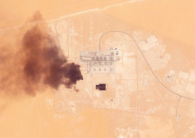 10月4日、サウジの首都リヤドにある石油施設から立ち上る黒煙。同日、フーシ派は石油施設を攻撃したと発表した