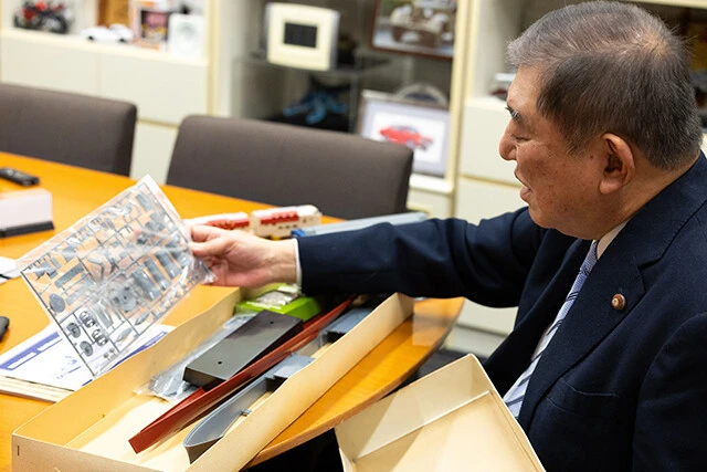 石破さんが＂エンディングプラモ＂として大切に保管しているニチモ製のミサイル護衛艦あまつかぜ。新品未開封の超お宝プラモだ