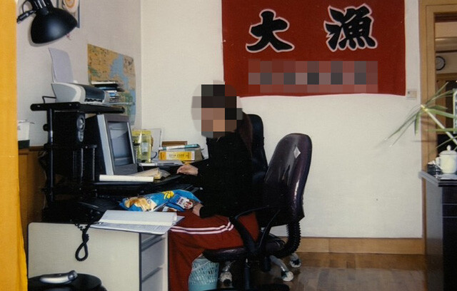 北朝鮮の事務所内での写真。複数人いた経理担当の女性の中には、公安当局から送り込まれたと思われる寺坂氏らの「監視役」もいた