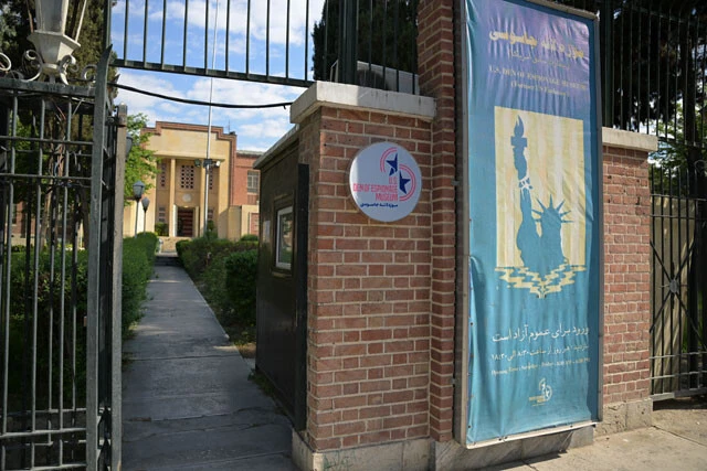 数年前に反米博物館として開館した旧アメリカ大使館。併設するアメリカ風のカフェに、西洋文化と反米教育は別物という意識が見えた