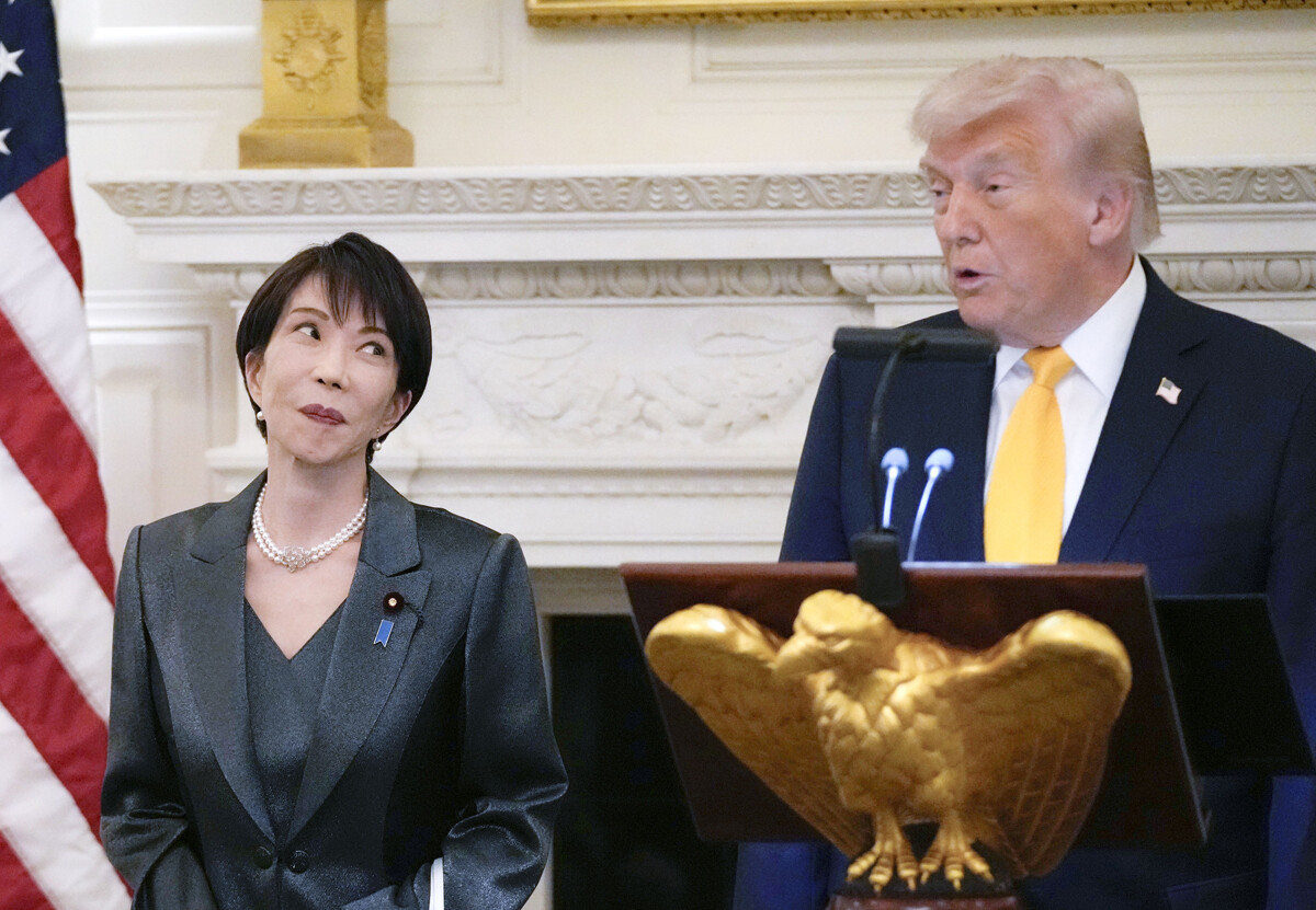 3月19日、ホワイトハウスで行なわれた夕食会で、挨拶するトランプ米大統領（右）とそれを見る高市早苗首相