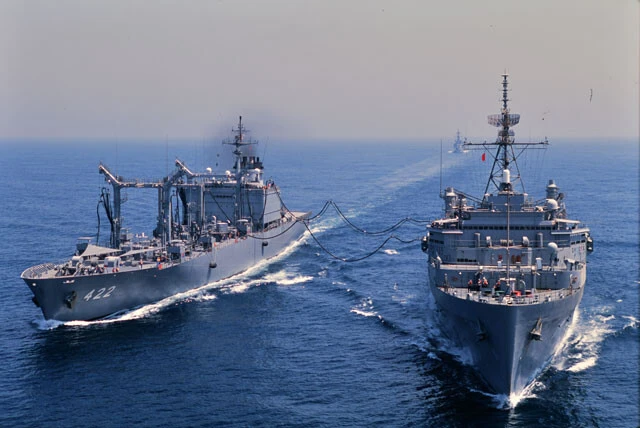 日本は中東において2001年から2010年まで新テロ特措法に基づく外国艦への補給活動を行なっていた。写真は北アラビア海で米艦に給油する補給艦「とわだ」（写真：柿谷哲也）（写真：柿谷哲也）