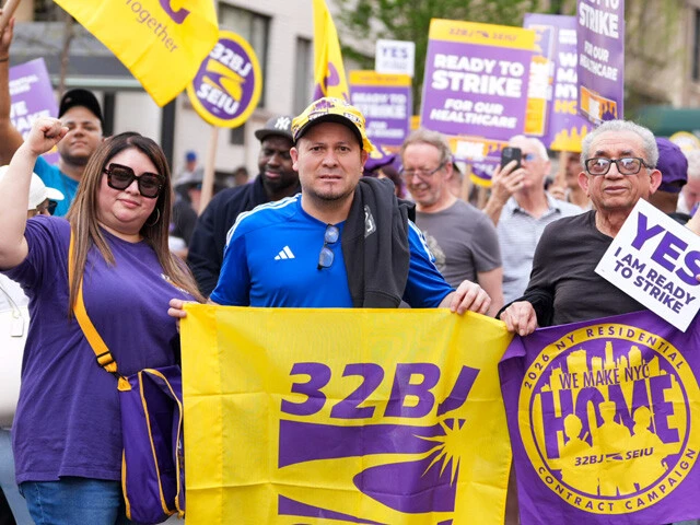 今年4月、ニューヨークの労働組合「32BJ SEIU」に所属する建築サービスの労働者1万人が賃金の引き上げなどを求めてデモを実施し、マムダニ市長も参加した