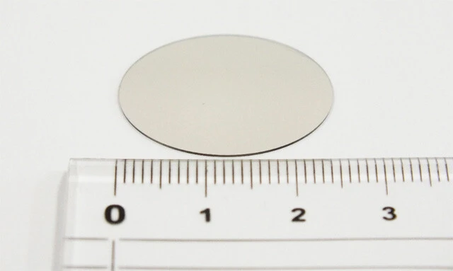 人工ダイヤモンドで作られた直径1インチ（約25mm）のウエハー。これを直径4インチ（約100mm）まで大きくできると、ダイヤモンド半導体作りが一気に加速する