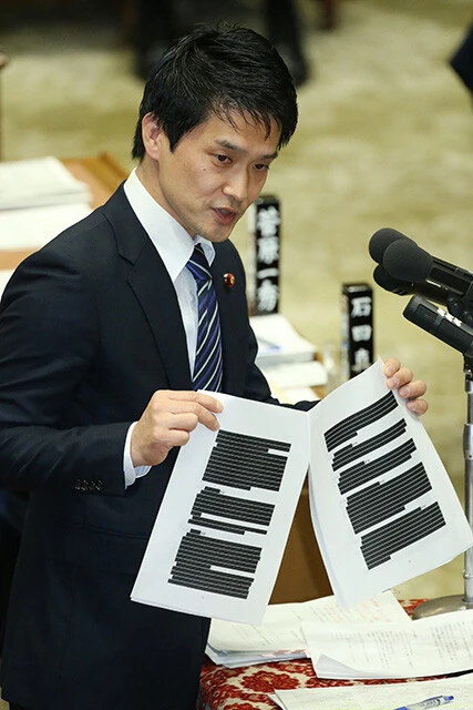 1971年生まれ、香川県出身。東京大学法学部卒業後、自治省（現総務省）に入省。2005年に衆院初当選