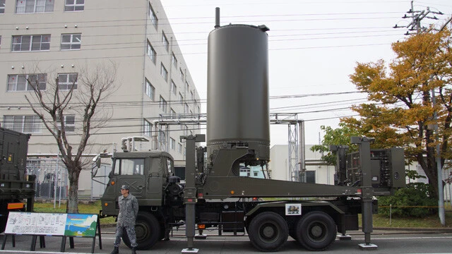 航空自衛隊の移動式3次元レーダー「J／TPS－102」。北大東島では移動式警戒管制レーダーの整備が進み、父島でもレーダー配備が検討中