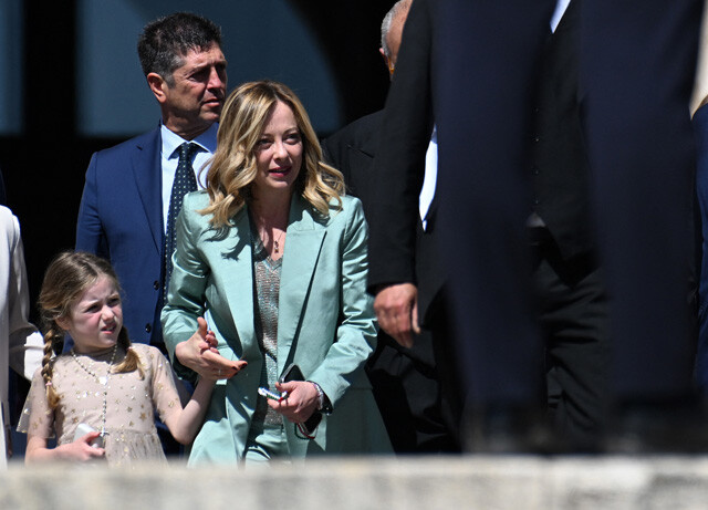 2024年、バチカンで娘のジネヴラさんとミサに出席したイタリアのメローニ首相。シングルマザーとして知られ、夏休みに娘と海水浴を楽しむなど、母親としての姿も好意的に受け止められている