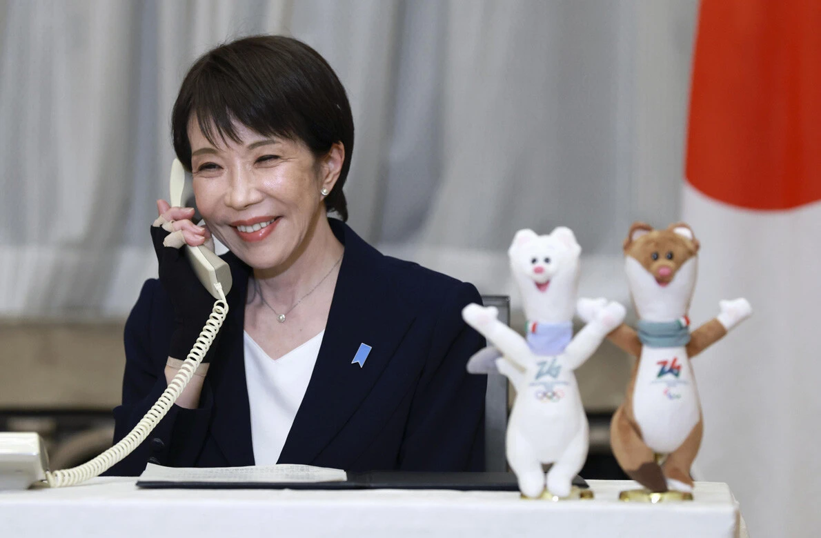 今年2月、ミラノ冬季五輪で金メダルを獲得した木村葵来選手に、首相公邸から祝意を伝える高市首相。「公邸も職場」と語り、資料を持ち帰り仕事をすることもあるとか