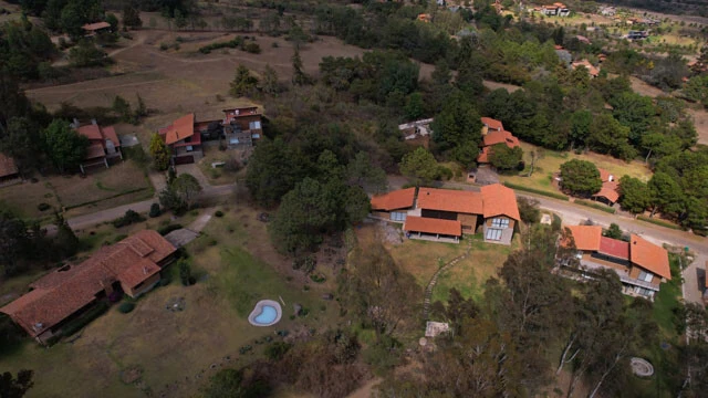 中央にあるのが軍の襲撃時にエル・メンチョが潜伏していたハリスコ州にある隠れ家。周囲はリゾート地で、共に滞在した愛人から足がついたとされる