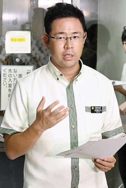 事件を受けて記者会見に応じる古謝玄太沖縄県知事。先月、玉城デニー前知事を破って初当選した