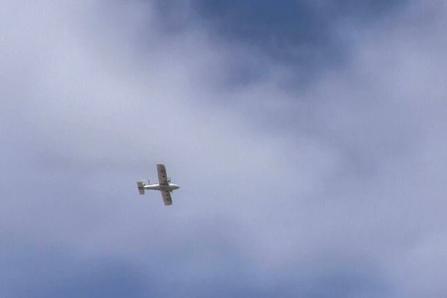 レバノンの上空を飛ぶイスラエル軍の戦闘機。ケガ人の救護に来た人を攻撃する「ダブルタップ」という手法で、多くの人命を奪ってきた