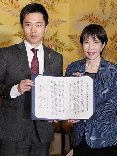 高市早苗首相（右）と日本維新の会の吉村洋文代表（左）