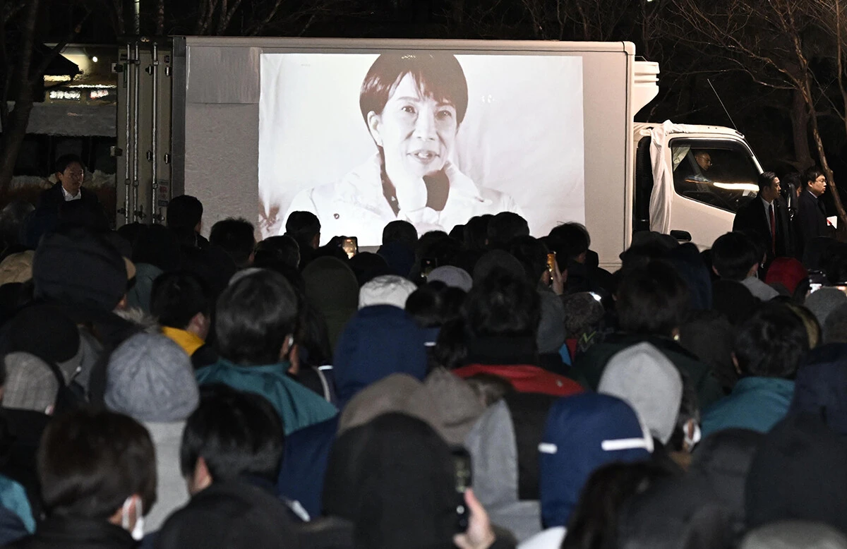 首相人気に丸乗りした自民党の本音「高市首相はとにかくニコニコ笑っていればいいんだ」