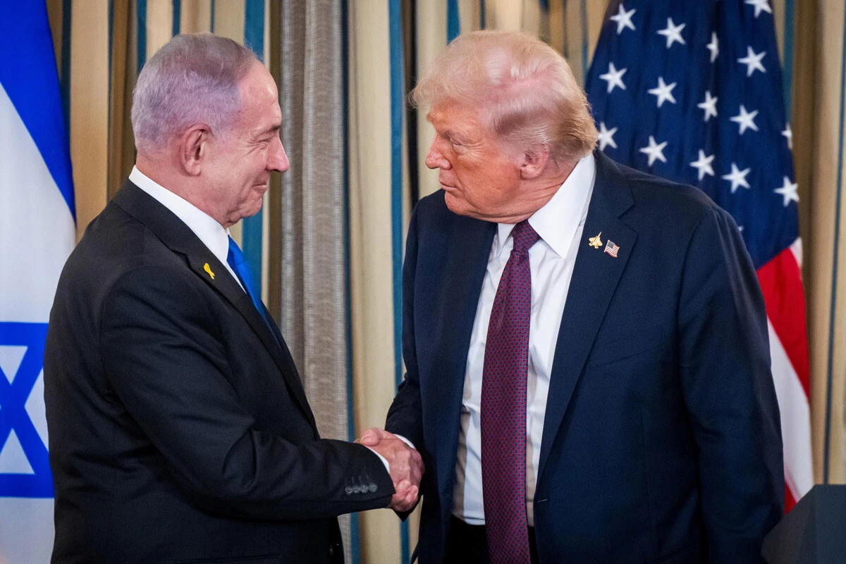 トランプ米大統領とネタニヤフ・イスラエル首相。少なくともこのふたりは「神の戦士」なのかもしれない（写真：ゲッティ＝共同）