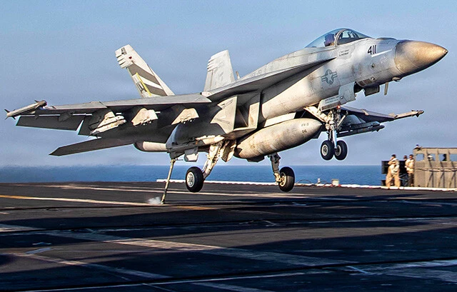 イラン攻撃から帰還する米空母所属のF/A-18E戦闘機（米海軍／AFP）