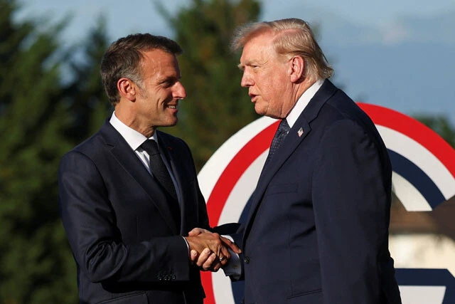 G7前に会談したトランプ米大統領とマクロン仏大統領。トランプ氏はこの場で、イランとの合意は署名済みで、ホルムズ海峡は全面開放されるとの見通しを示した
