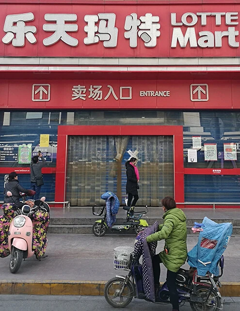 17年、中国に進出中だったロッテは展開するスーパーへの営業停止命令が相次ぎ、約1200億円の損失を出し撤退。一方、中国進出中のイオングループはいまだ無傷だが……