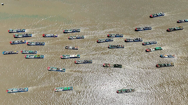 中国・浙江省舟山市沖の漁船群（2024年8月1日）。東シナ海は中国にとって重要な漁場のひとつで、イカやサバなど多様な水産資源が水揚げされる。大陸棚が広がる海域は比較的浅く、古くから漁業が盛ん