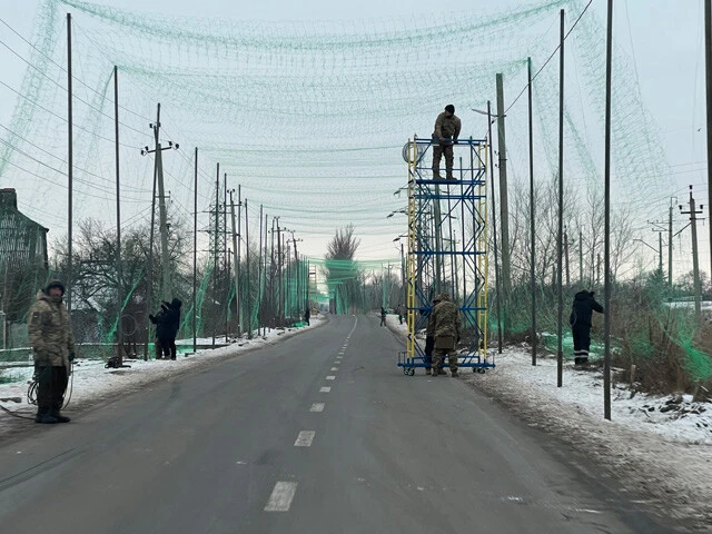 自爆型ドローンから車両を守るため、幹線道路に張り巡らされた網。無人機の飛行範囲が拡大したことで、この1年で前線近くでは数百kmにわたり設置が進んでいる