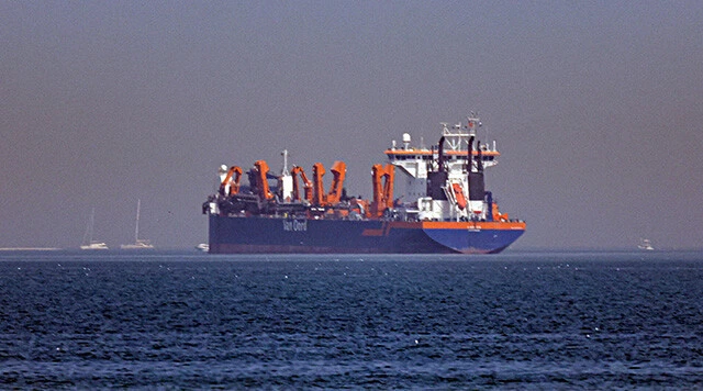 イラン戦争で足止めされアラブ首長国連邦のドバイ沖に停泊する船舶