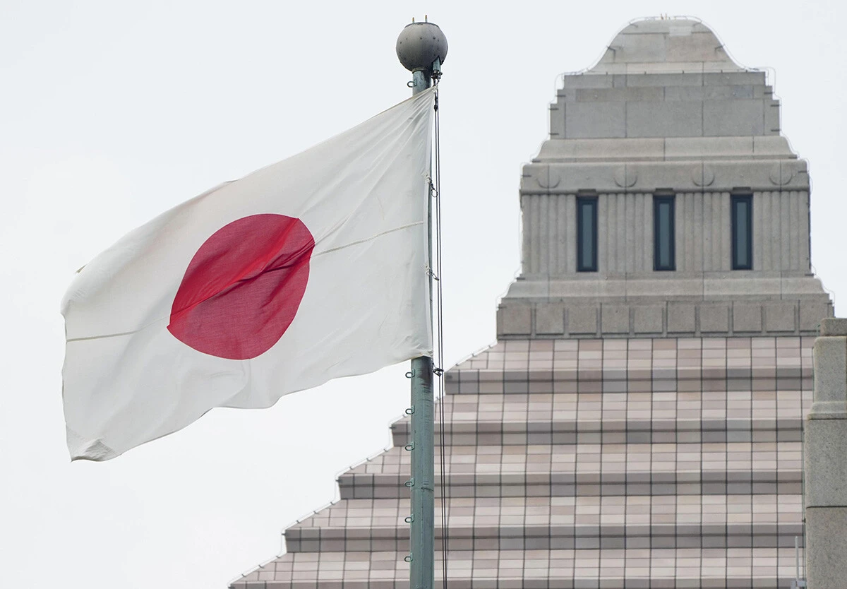 このように掲揚される国旗など、他者の所有する国旗を損壊した場合は器物損壊罪が適用され、国旗損壊罪の適用は自身の所有する国旗に限られる