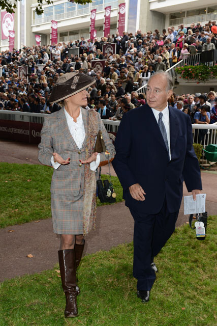 競馬場を歩く先代アーガー・ハーン4世（右）と娘（左）。4世はスキーヤーであり、イラン代表として五輪に出たこともある