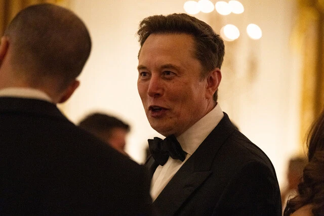 習近平国家主席の歓迎晩餐会に出席したSpaceXのイーロン・マスク氏。以前はトランプに近い規制緩和派だったが、今回はほかのAI企業に足並みをそろえて減速を訴えた