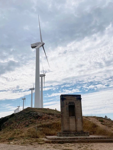 スペイン郊外に並ぶ風力発電機。2025年には、風力や太陽光などの再生可能エネルギーが国内発電量の約55％を占めた