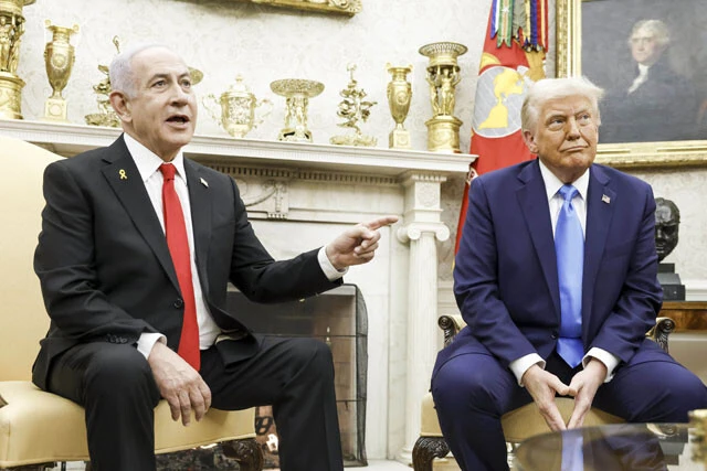 2025年2月4日、会談したイスラエルのネタニヤフ首相（左）とトランプ米大統領（右）。この2日後、トランプ氏はICC関係者への制裁を可能にする大統領令に署名した