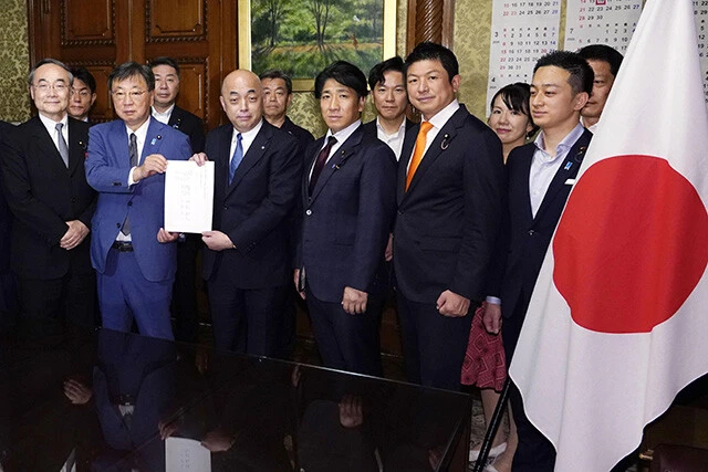 国旗損壊処罰法案を衆院事務総長（前列左から3人目）に共同提出する自民党、日本維新の会、国民民主党、参政党の議員