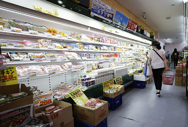 スーパーに並ぶ食料品。これらの消費税はほぼ1％になるが、その分だけ税込価格が下がるかというと……